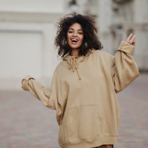 Femeie purtand un hanorac oversize